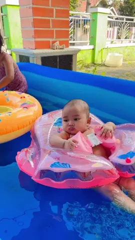 Samaan yu pelampungnya, cek keranjang kuning🥰 #bayilucu #pelampungbayi #pelampungdadaanak #bayigemes 