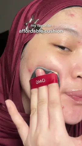 sampe saat ini cushion murah yg menang dihati aku masih @OMG sih.. walaupun dia hasilnya satin, di kulit aku yg oily masih nyaman bgt😭🥰 yg suka nontonin live aku pasti tau aku sesering itu pake ini dan ngerekomendasiin ini, yakan😎 — #rekomendasicushion #cushionomg #cushionviral #cushionmurah #omgbeauty #unbeatablecoverage 