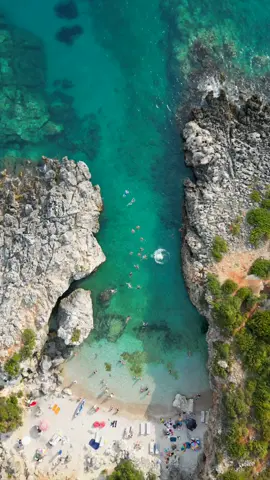 This is Gjiri i Akuariumit in Himarë, Albania 🇦🇱 this secluded bay is known for its crystal-clear turquoise waters and rocky surroundings. The perfect spot for swimming, snorkeling, and cliff jumping! Albania is such an underrated country, definitely one for the bucketlist! #travel #albania #paradise #travelbucketlist #beautifulplaces 