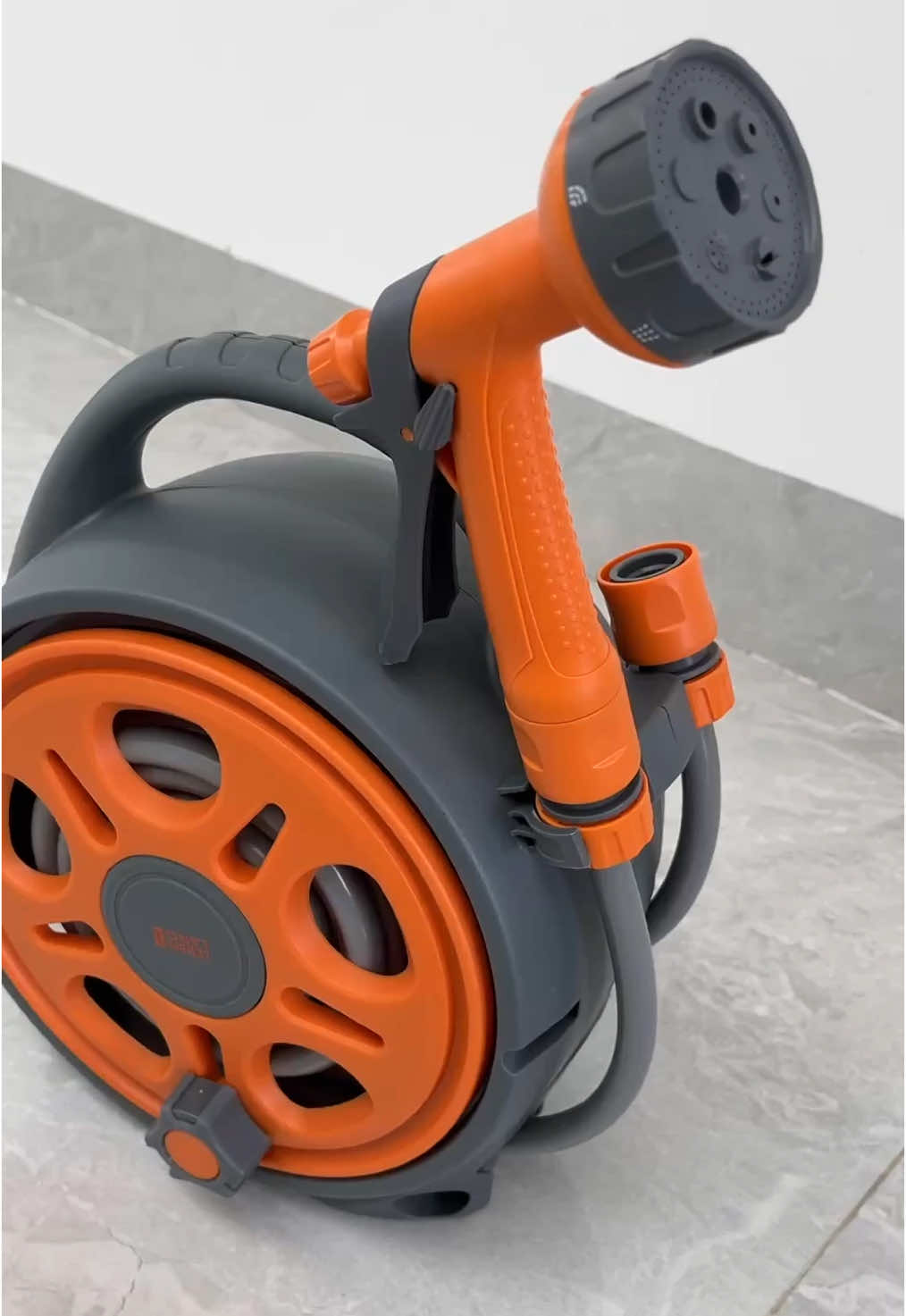 Bộ vòi nước tưới cây, rửa xe đa năng Lebenlang LBLB3368 dây dài 12m, 5 đầu phun đi kèm – Chính hãng là giải pháp tuyệt vời cho việc chăm sóc sân vườn và rửa xe tại nhà. Thiết kế thông minh với dây cuộn tự động, chiều dài 12m, dễ dàng sử dụng và thu gọn sau mỗi lần dùng. Bộ sản phẩm gồm 5 chế độ phun nước linh hoạt, đáp ứng mọi nhu cầu từ tưới cây đến rửa xe hay vệ sinh nhà cửa. Sản phẩm được làm từ nhựa ABS/PP/POM/PVC cao cấp, an toàn cho sức khỏe và bền bỉ với thời gian. Thương hiệu Lebenlang danh tiếng từ Đức đảm bảo chất lượng đáng tin cậy. Bộ phụ kiện đầy đủ gồm ống nước, đầu nối, bộ chuyển đổi vòi, tay cầm phun nước và vòi phun tiện lợi. Với kích thước gọn nhẹ (32 x 32 x 13 cm), trọng lượng 2kg, bộ vòi nước Lebenlang LBLB3368 là lựa chọn tối ưu cho gia đình hiện đại. #VoiNuocTuoiCay #VoiRuaXe #Lebenlang #LBLB3368 #DungCuLamVuon #DungCuRuaXe #VoiphanNuoc #TuoicayThongMinh #GiaDungThongMinh #HangChinhHang #TienLoiDaNang #SanPhamDuc #DungCuGiaDinh #ruaxetainha 