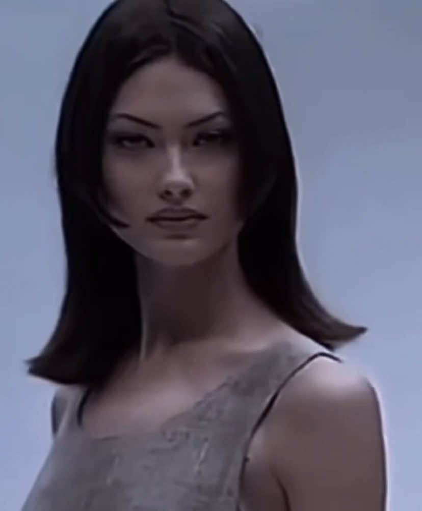 shalom harlow 🖤 #shalomharlow #shalomharlowedit #90srunway #model #90s #icon #darkfeminine #confidence #girlblogger #foryou #fyp