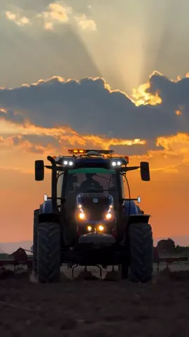 #fyp #keşfet #beniöneçıkart #newholland #t7070#masseyferguson #keşfet #tarımteknolojileri #şanlıurfa #masseyferguson #newholland #beniöneçıkart #günbatımı 