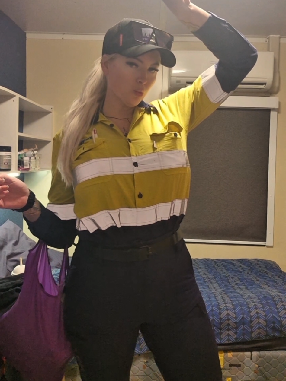 my Saturday night outfit. 🤪 #fifoaustralia #womeninmining #mining #fifo #wutang #OOTD 