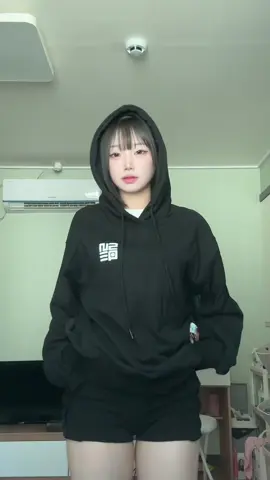 SSQ 신박한 후드티에요 보자마자 너무 신박해서 나랑 맞아서 바로 받아버림 큐알코드 링크를 내맘대로 바꿀 수 있고 그냥 글씨도 가능 ㅋㅅㅋㅅ 전 제 인스타 계정으로 했어용 ㅎ #SSQ#SSQ후드티 