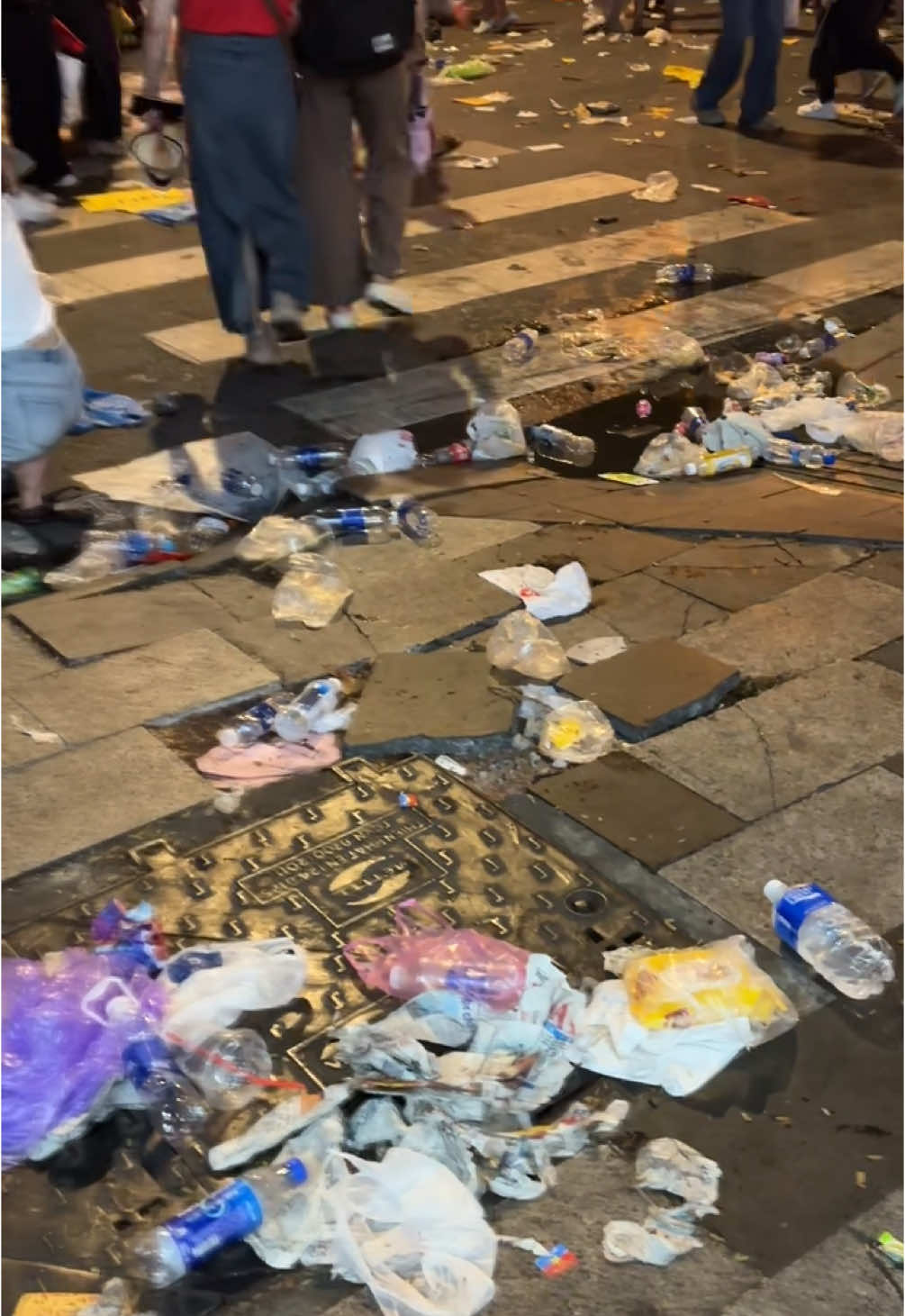 Hôm qua xem diễu binh xong vè tự nhiên buồn ngang. Mọi người đi xong về xả rác quá… Nhìn mà… Lần sau đi nhớ gom rác để thành phố mình sạch đẹp nhất là trong dịp lễ quan trọng như thế này nhé các bạn ơi. #nguyenphoenix #madamnguyen 