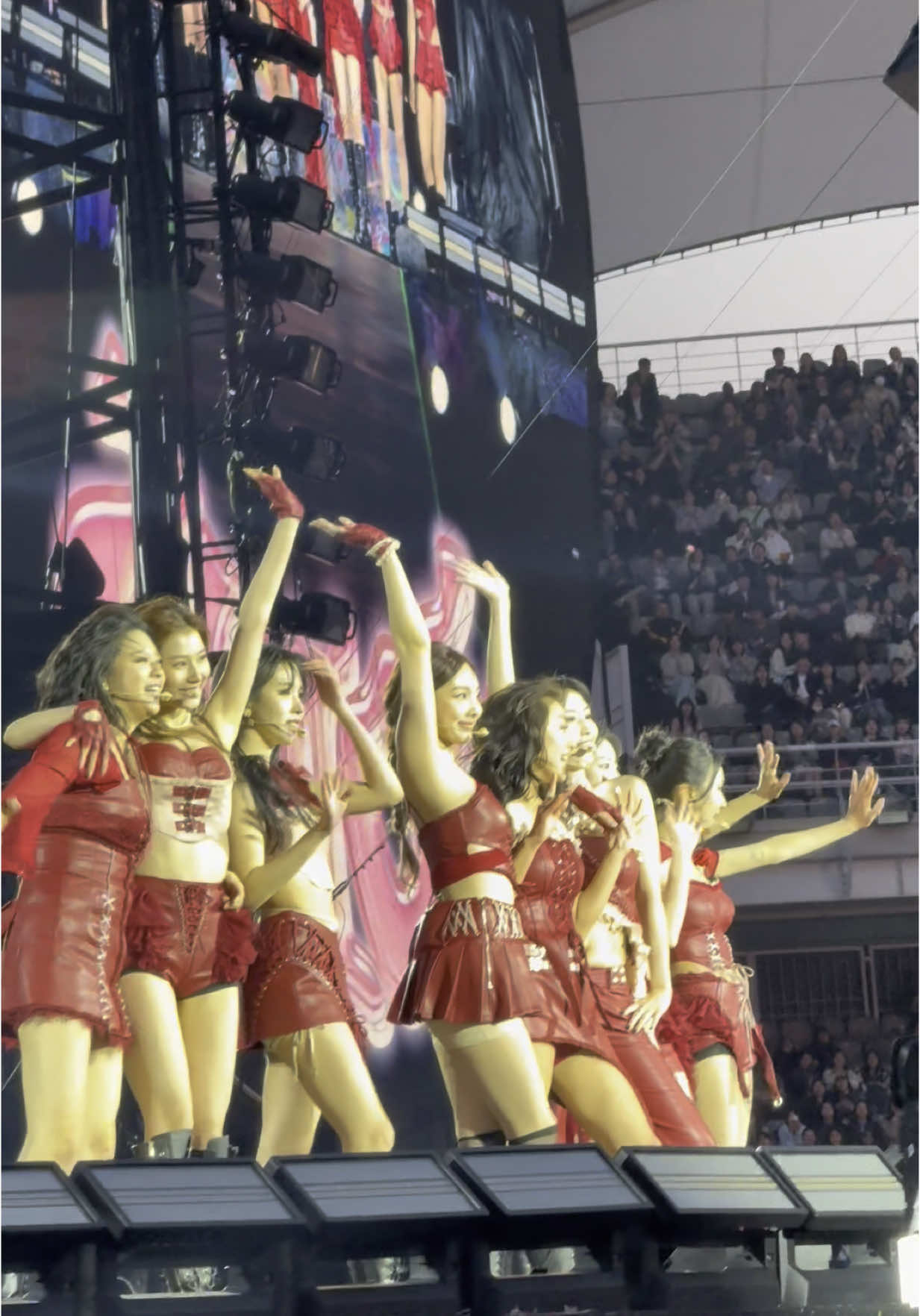 Twice girlies hyping the crowd. Neomu yeppeoda until the very end.  #Twice #DanceTheNightAway #ColdplaySeoul