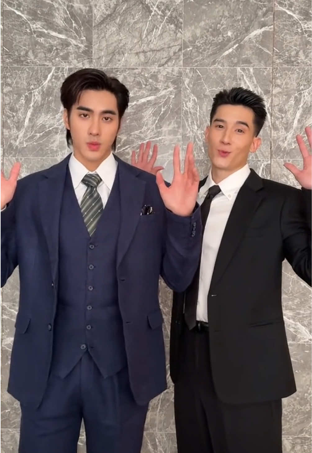 รอบนี้เป็นท่านประธาน กับบอดี้การ์ดมาเสิร์ฟความหล่อคับบบบ😎😚 ⭐️@PeterPan W.  ⭐️@Ty  ❤️ @Broadcast Thai Television 💚 @iQIYI Thailand  #ResetTheSeries  #ด้อมไร่ขิง #Broadcastthaitv #iQIYI 