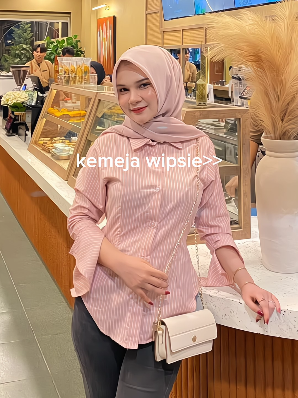kemeja pink fit boddy by wipsie🩷 #kemejawanita #kemejafitbody #kemejapressbody #kemejacantik #kemejawanitakekinian #ootdhijab #ootdhijabstyle #ootdfashion #ootdhijabsimple #fyp 