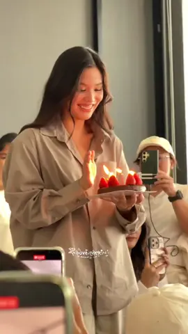N'Bonnie bé nhỏ đã đến để chúc mừng sinh nhật P'Emi. 💜🎂🧡 --------------- @emi @bonny  #Happy27thEmiamilyDay #EMIBDProject2025 #emiamily #beonnnie  #emibonnie 