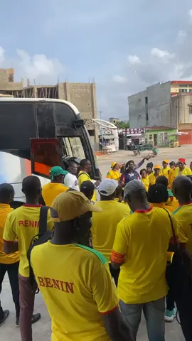 Mobilisation autour du match Bénin-Zambie de ce samedi 26 Avril 2025. Le Ministère des Sports du Bénin a mis à la disposition des groupes de supporters constitués et des médias, des bus pour le déplacement vers Lomé. Le départ du stade Général Mathieu Kérékou sera effectif dans quelques minutes. Ensemble pour la victoire ✌🏻  #AllezLesAmazonesU17 #ObjectifCoupeDuMonde2025