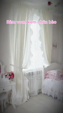 Rèm voan kem nhẹ nhàng, điểm nhấn nhún bèo 3 bên mềm mại, tinh tế. Đưa ánh sáng vào nhà vừa đủ, giữ lại sự riêng tư dịu dàng. Một chiếc rèm – trọn vẹn sự mềm mại cho không gian!” #remcua #voanrem #decorphongngu #phongcachVintage #remvoan #nhunbeo