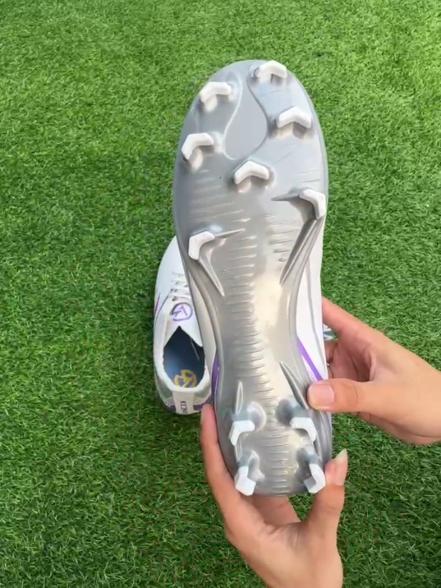 REKOMENDASI SEPATU BOLA RINGAN NYAMAN ORIGINAL GIVRU KONAN  #rekomendasisepatubola #rekomendasisepatubolaringan #sepatubolaoriginal #sepatubolagivru #sepatubolagivrukonan 