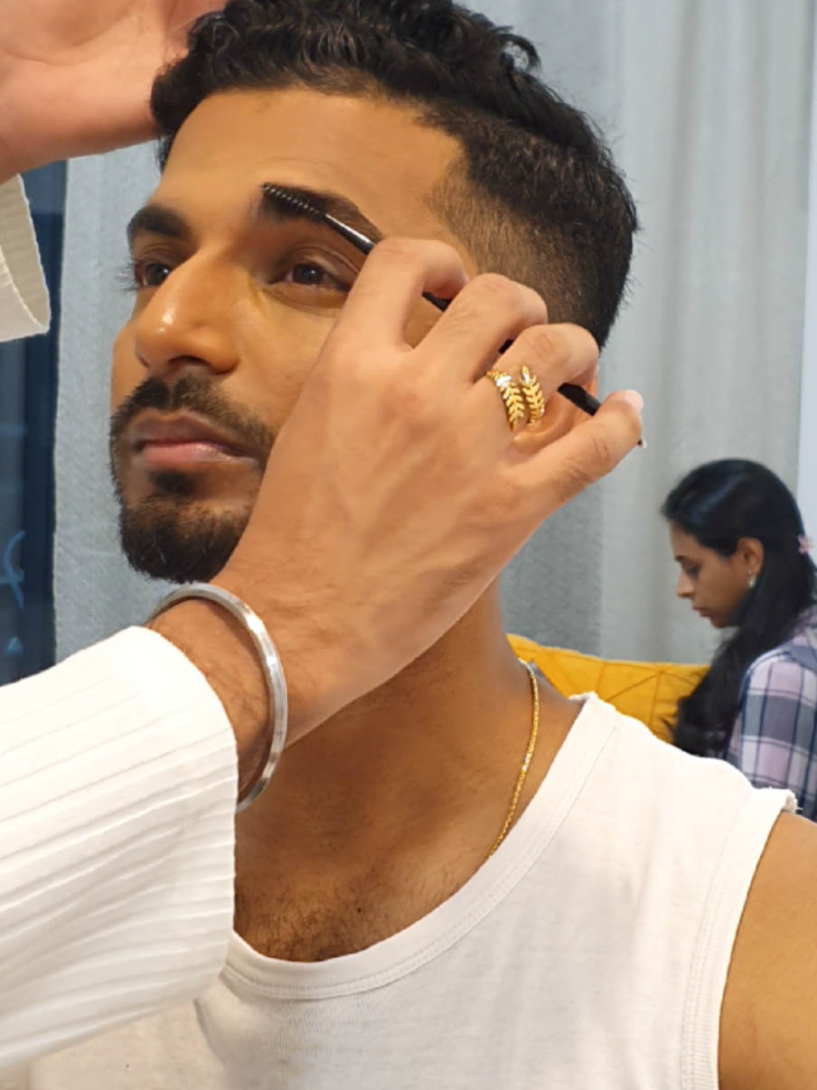 He was really curious about all my products..hahaha✨️🎀 #makeup #menmakeup #groommakeup #groom #preweddingshoot #sunriseshoot 