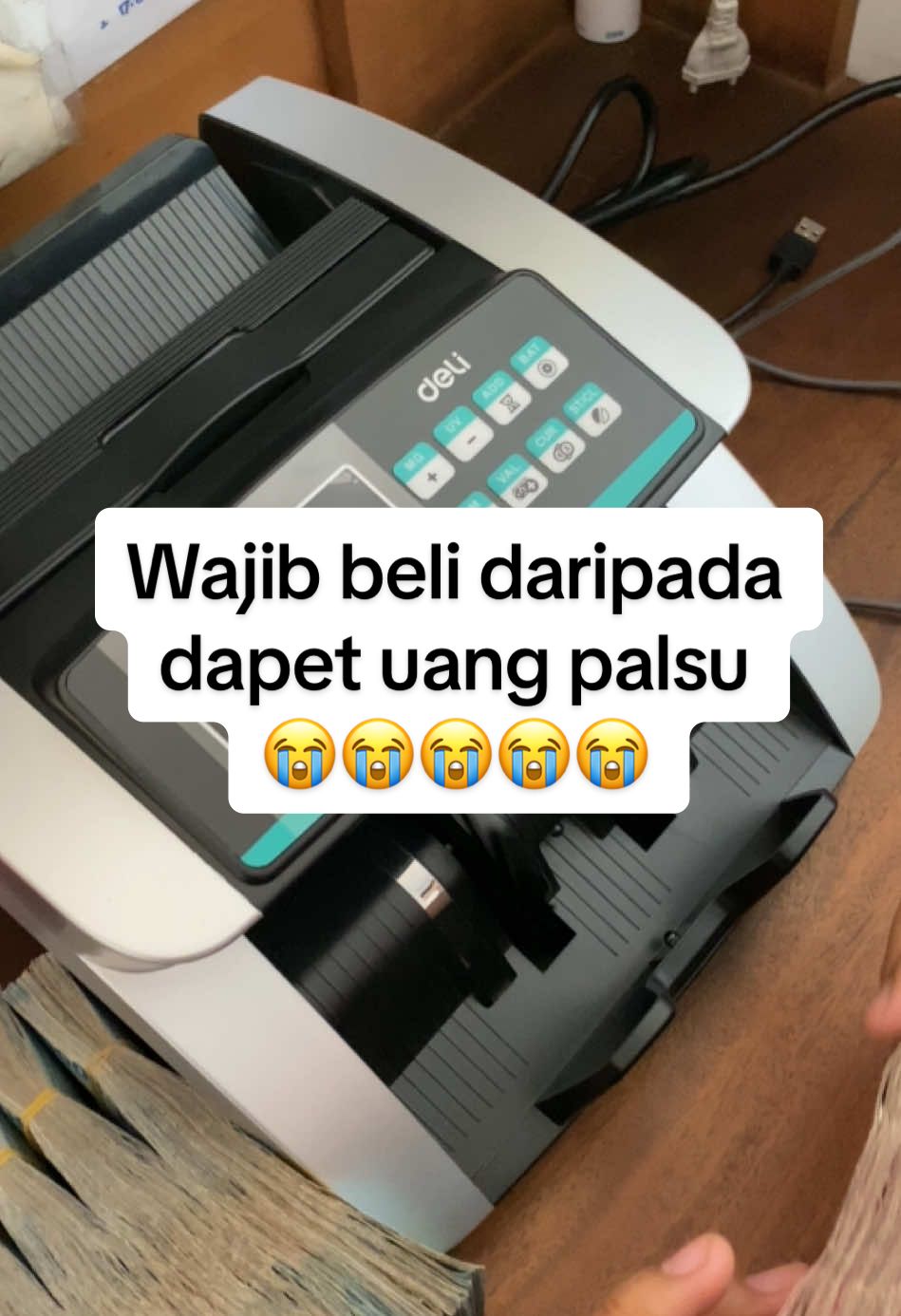 Wajib beli alat hitung @Deli.Indonesia daripada dapet uang palsu 😭. #moneycounter  #mesinhitung  #alathitung  #uangpalsu  #brilink 