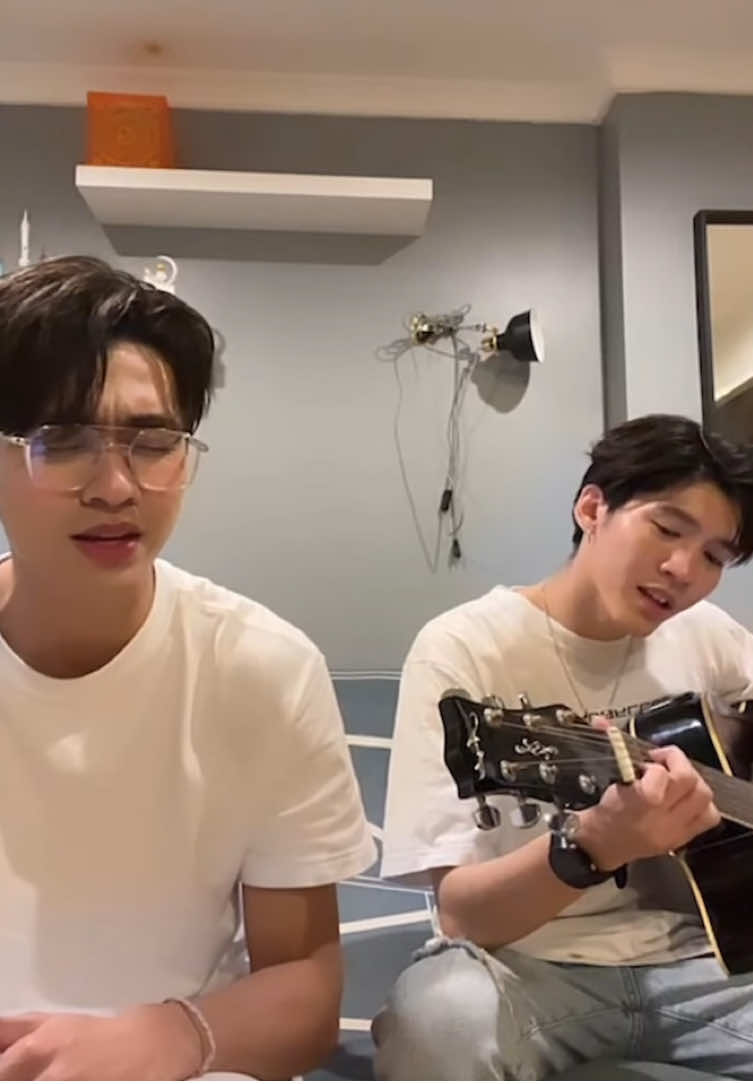 ‘ชอบตัวเองตอนอยู่กับเธอ’ - ver. อู๋บูม  เสียงเพราะมาก พวกแกกลับมาเล่นกีต้าร์ ร้องเพลงให้ฟังบ่อยๆได้ม้ายย🥺  #aouboom #อู๋บูม #aou_tnbknr #besevboom 