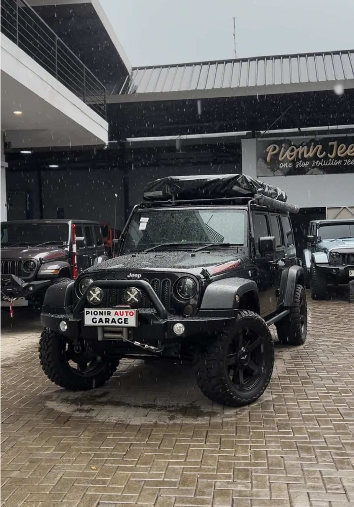 Roof Top Tent Electric Dometic on Jeep JK #modifikasijeep #pionirautogarage #jeepwrangler #dometic 