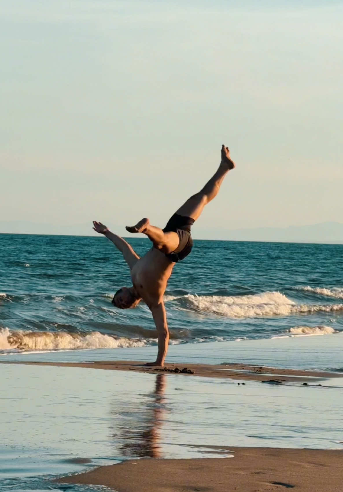 sunset flips in front of the Mont-Canigou 🇫🇷 #sport #athlete #fyp #flips #beach #slowmo #capcut #canigou #suddefrance 
