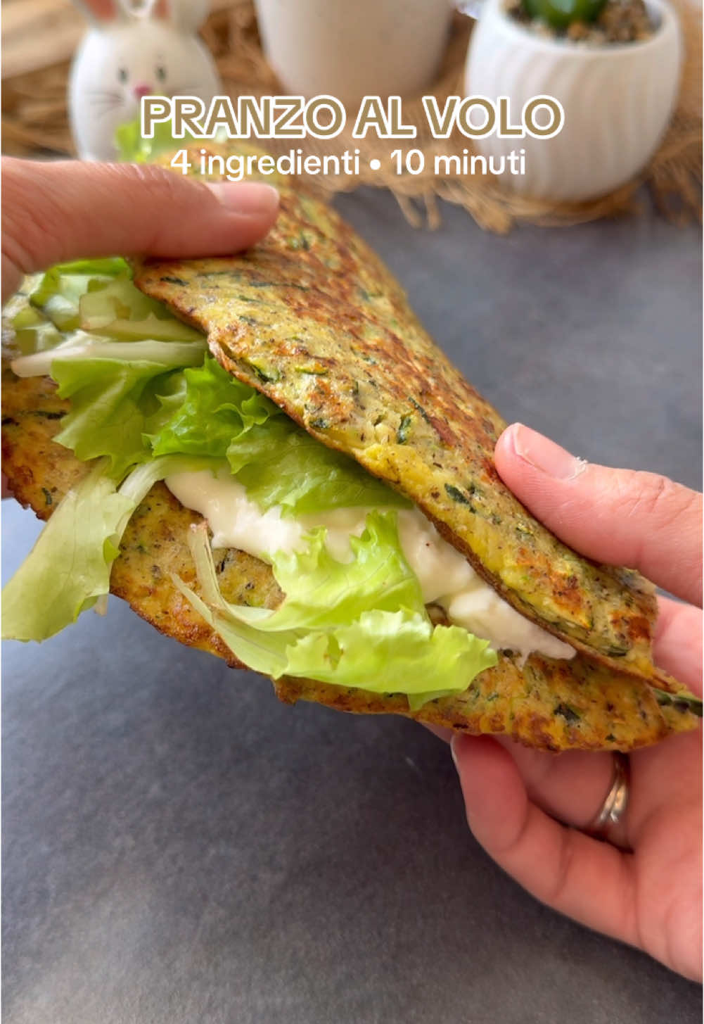 Il pranzo è perfetto, esiste e si fa così ✨⤵️ 1 zucchina grande  2 uova 1 cucchiaio di parmigiano grattugiato  1 cucchiaio farina  Tu come la farciresti? Io stracchino e lattuga🍀  #pranzoveloce #senzaglutine 