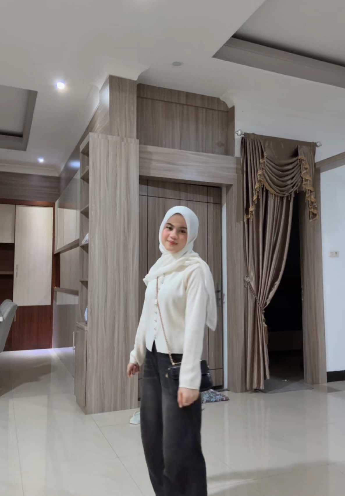 🧥: @nigoo.id 🤍 #ootdhijab #ootddaily #outfits 