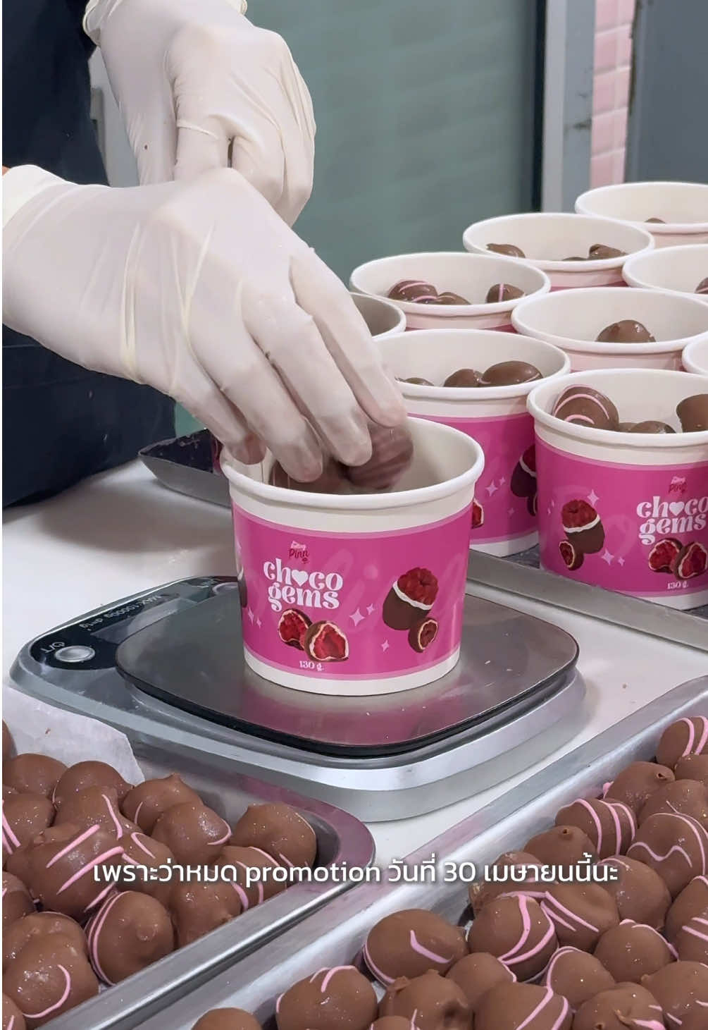 ⏰นาทีสุดท้ายกับ Choco Gems 2 แถม 1 แล้วนะคะ‼️ 🍫สิ้นสุดวันที่ 30 Apr. ที่บูธทุกสาขาหรือสั่งผ่านแอดมินในไลน์ได้เลย! 📍EmQuartier ชั้น G, Gourmet Market 📍Central Chidlom ชั้น 1, public Market 📍Slowcombo Samyan ชั้น G 📍Paragon: ชั้น G, Gourmet Market *สินค้าแถมจะเป็นสินค้าที่ราคาเท่ากันหรือถูกกว่า #chocogems #chocolate #ขนม #ช็อกโกแลต #buy2get1free #therollingpinn 