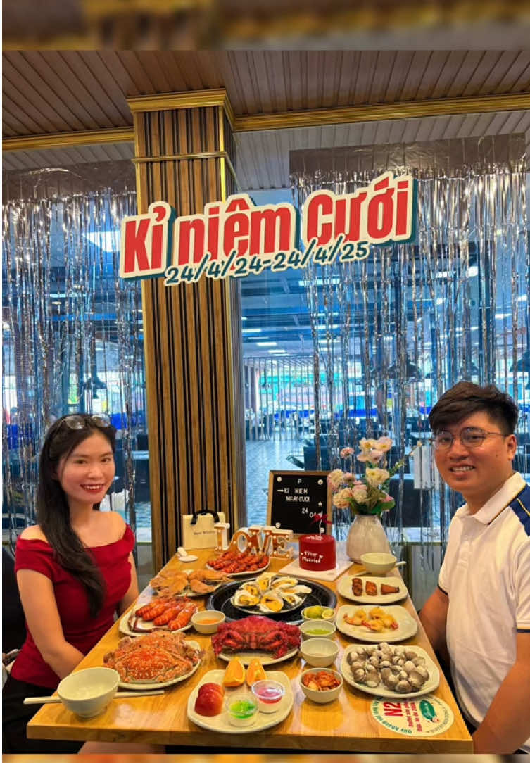 Kỉ niệm ngày cưới ngay đợt chồng kím được hợp đồng nên được ăn sướng 1 bữa ạ, nếu mà không có thì tụi em cũng sẽ hâm nóng với chiếc bánh kem, cafe và xem phim rạp, niềm vui là do mình tạo ra, thấy đủ hay không cũng do mình nè 😘 🏠24/04/2024 - 24/04/2025 💍#ngannganngun #LearnOnTikTok #ancungtiktok #kiniem1namngaycuoi 