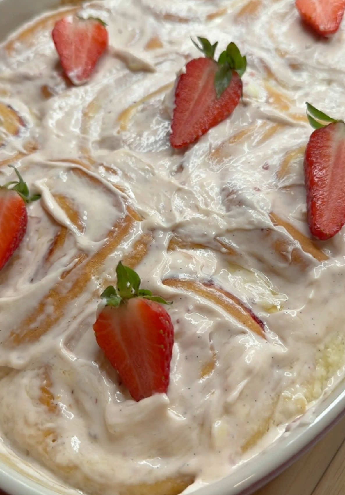 🍓 ROLLS À LA FRAISE  (Cinnamon Rolls du printemps... sans cinnamon ) Ingrédients (pour 9-10 rolls) : * 500 g de farine * 1 càs de levure boulangère diluée dans 110 ml de lait tiède * 1 œuf * 70 g de sucre * ½ càc de sel * 110 g de beurre mou * Vanille * 👉 Tangzhong : 35 g de farine + 170 ml d’eau Compotée de fraises : * 500 g de fraises * 50 g de sucre * Jus d’½ citron * 1 càs de Maïzena + 2 càs d’eau Glaçage : * 125 g de cream cheese * 2 càs de compotée de fraises * 40 g de sucre glace * 80 g de beurre mou * 2 càs de crème liquide 1. Tangzhong : Cuire eau + farine à feu doux → refroidir complètement. 2. Pâte : Mélanger tous les ingrédients sauf beurre → pétrir 10 min → ajouter beurre mou → pétrir encore jusqu’à pâte lisse. 3. Pousse 1 : Couvrir, laisser doubler de volume (≈1h30). 4. Compotée : Cuire fraises + sucre + citron → lier avec Maïzena → refroidir. (Garder 2 càs pour le glaçage) 5. Façonnage : Dégazer la pâte → étaler → étaler la compotée → rouler → couper avec un fil. 6. Pousse 2 : Placer dans un moule beurré → laisser pousser 45 min couvert. 7. Avant cuisson : Napper légèrement de crème liquide. 8. Cuisson : 20-25 min à 180°C. 9. Glaçage : Mélanger tous les ingrédients. 10. Finition : Napper les rolls chauds  ! Bon appétit et bessaha w raha ! ✨ #cinnamonroll #fraise #rolls #gouter #recette 