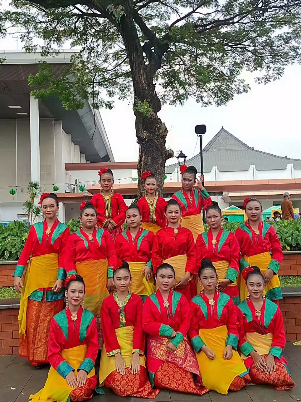 Selamat Hari Tari Dunia di @tmiiofficial #haritaridunia #tarimelayu #semangatberseni #tamanminiindonesiaindah #menari 