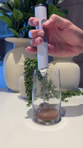 O link desse mixer você precisa ter pra ontem, vem comigo ver essa receita que ficou incrivelmente deliciosa!🤤  Esse mix portátil é um verdadeiro achado, carregador USB, 3 velocidades, 2 ponteiras diferentes . Só podia ser da deusa Shô Ingredientes : 2 cl de nutella  Gelo  2 cl de café solúvel  1 cl de açúcar  1/3 Água gelada  1/2 xc de leite gelado  A medida da colher, foi de chá.  #café #cafegelado #fyp #viral