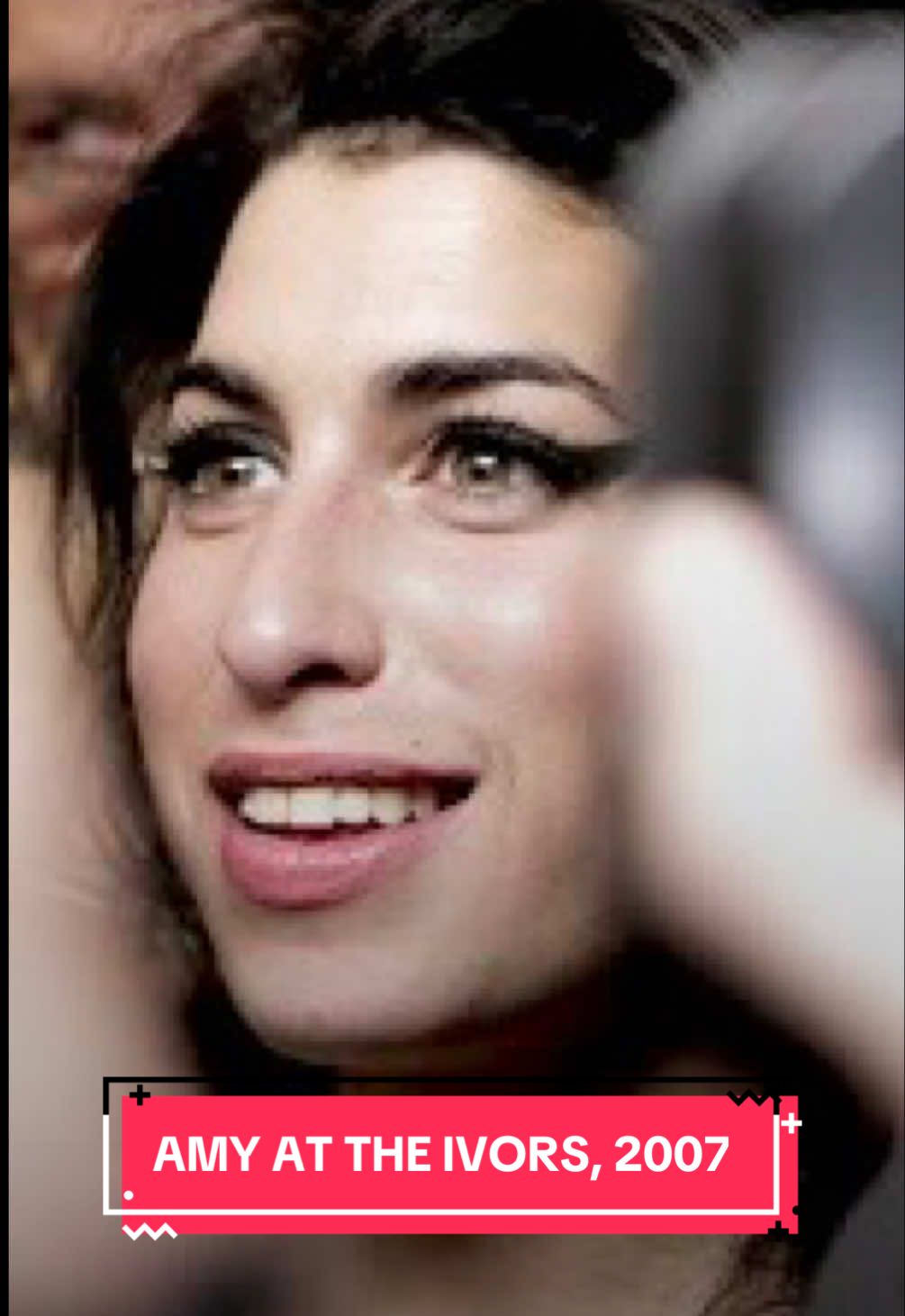 “You hear him, rude!” - Amy’s fearless honesty and realness were a huge part of what made her so relatable and beloved by millions. She was always unapologetically herself. 👏💕 Amy calling out a problematic reporter backstage during an interview at the Ivor Novello Awards in London, 2007. 🖤 #AmyWinehouse #AmyForever 