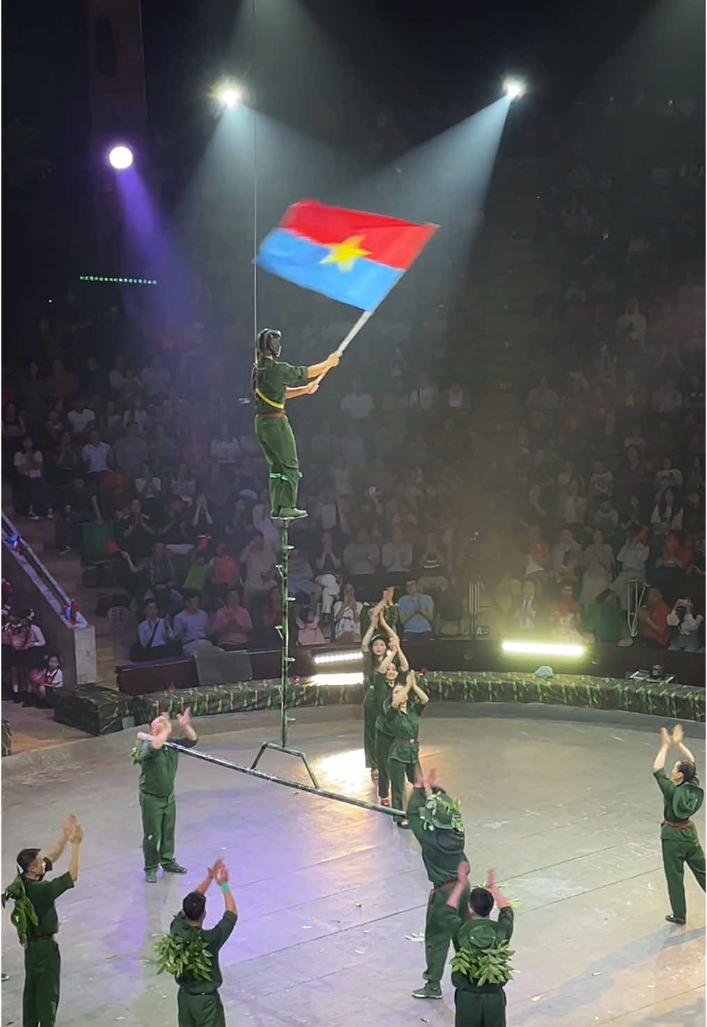 Tái hiện cảnh cắm cờ lên nóc Dinh Độc Lập - Lịch sử được tái hiện qua lăng kính của nghệ thuật xiếc hơn 100 năm tuổi #30thang4 #vietnam #xiếc #xiecvietnam #rạp_xiếc_trung_ương #rapxiectrunguong #xuhuong #xiecviet #fyp #foryou 