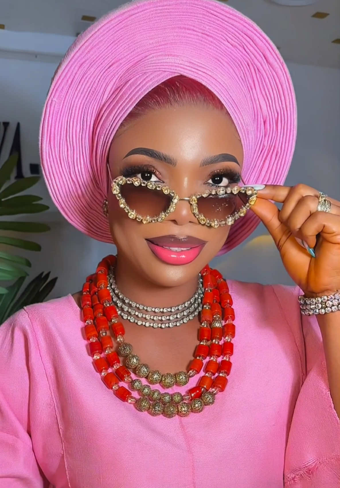 #bhewatouch #makeupartist Transiction O”clock 💖🔥✨✨.  #makeup #viraltiktokvideo #goviral #makeuptransformation #viral___video #makeupartistworldwide #makeupartistinibadan #fypageシ #yorubatrending #ibadanpeople #editing #oleku #makeupchallenge #asooke #fyp #fyppage #makeup