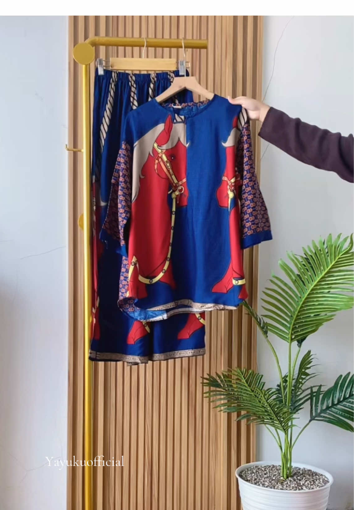 Ternyata motiff baruu ini cakepp bangett 😍🥰 #oneset #pakaianwanita #hijabstyle #setelanwanita #setelan #setkulot 