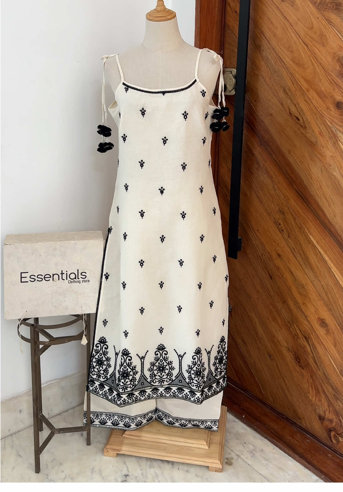 Sphagetti straps sleeveless kurta with parallel pant 🤍🖤 #purecottonkurta  #sleevelesskurta  #newarrivals 