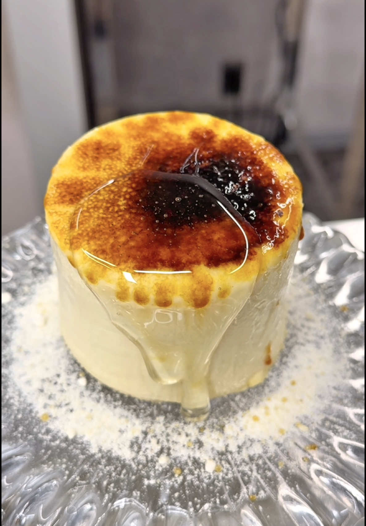 1個4500円!?日本一高級なプリン🍮 北海道産のクリームチーズと生クリームをふんだんに使用した純白のモッチリプリン😍  丁寧に混ぜ合わせたプリン液を何度も濾すことで 驚くほどなめらかでとろけるような口あたりを実現！ 1kg5万円はくだらない アカシア由来の高純度・非加熱の希少な生はちみつを贅沢にトッピング🍯 そのやさしい甘さと華やかな香りが プリンと絶妙に調和し味わいに深みを感じる🤤 カルダモンの甘くスパイシーな香りがアクセントとなり これまでにない唯一無二のプリン体験が楽しめました🥰 こちらのプリンは1/4サイズと選べるドリンクのイートインセット(2000円)も楽しめるので 気になった人はぜひ味わってみて！ 超オススメ😍 📍名古屋『THE LAB NAGOYA』 THE pudding 4500円 #名古屋カフェ #名古屋グルメ #プリン #pudding #japanesefood #tiktokfood 
