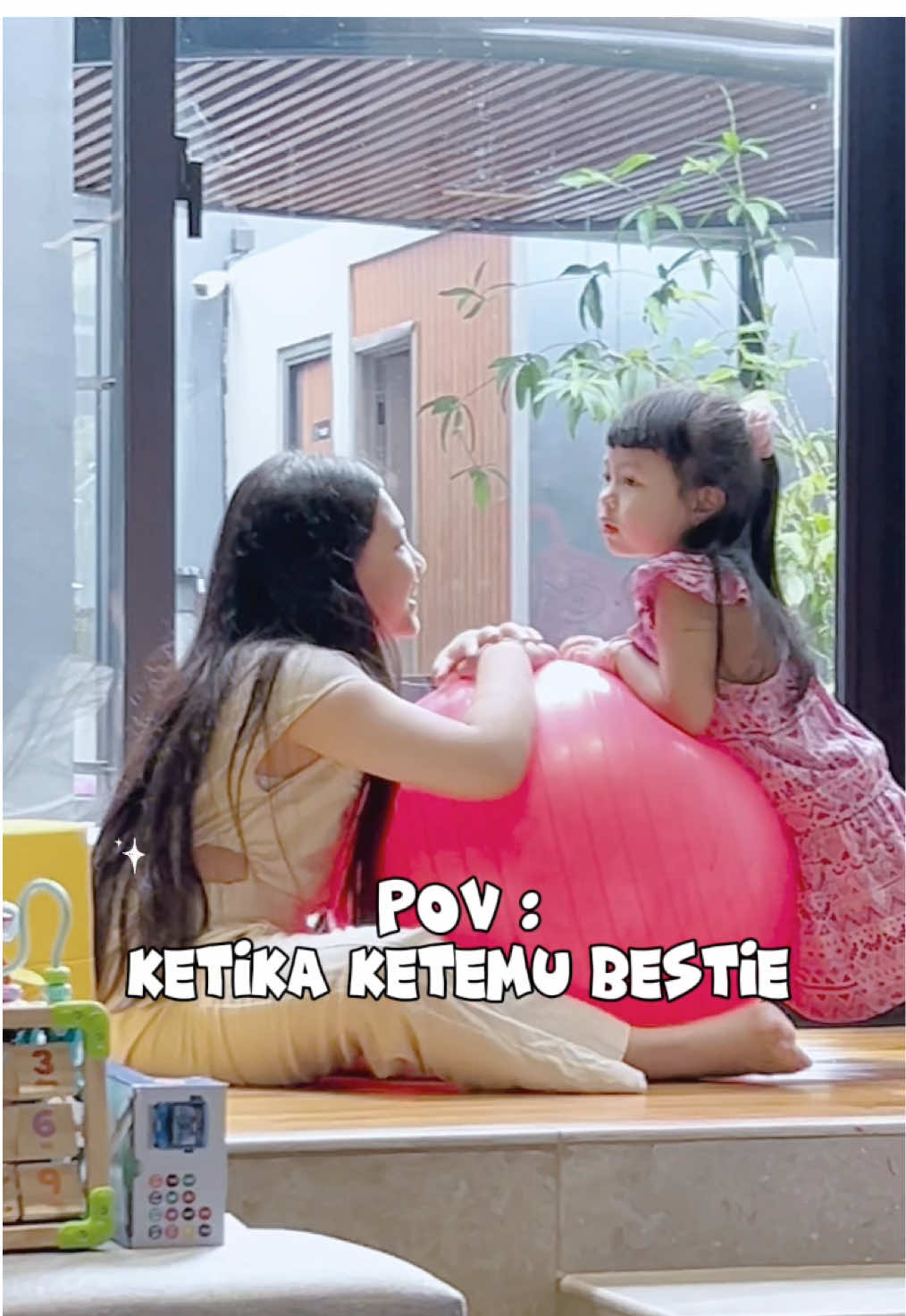 Siapa yang relate sama kita, kalo udah ketemu bestie pasti begini kan? 😆