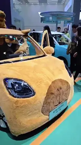 LUCU BANGET. Kalau biasanya mobil tampil garang, yang satu ini justru bikin gemes maksimal! Wuling Mini EV edisi capybara, bukti kalau otomotif juga bisa fun! #shangaiautoshow2025 
