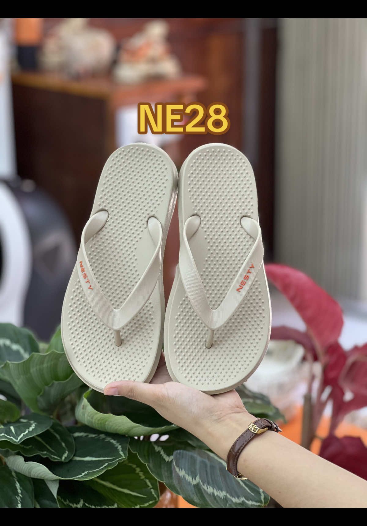 “ DÉP KẸP NESTY NE28”  Xu hướng mới cho những bước đi phong cách. - Thiết kế đơn giản, gọn nhẹ phù hợp với mọi lứa tuổi - Chất liệu nhựa EVA lành tính, thân thiện môi trường - Phần đế chống trơn trượt, có độ ma sát tốt.  - Size từ 33-34 đến 43-44 đủ cho mọi người lựa chọn. #nestyphuyen #xuhuong #cuahanggiaydep #tiktok2025 #trend 