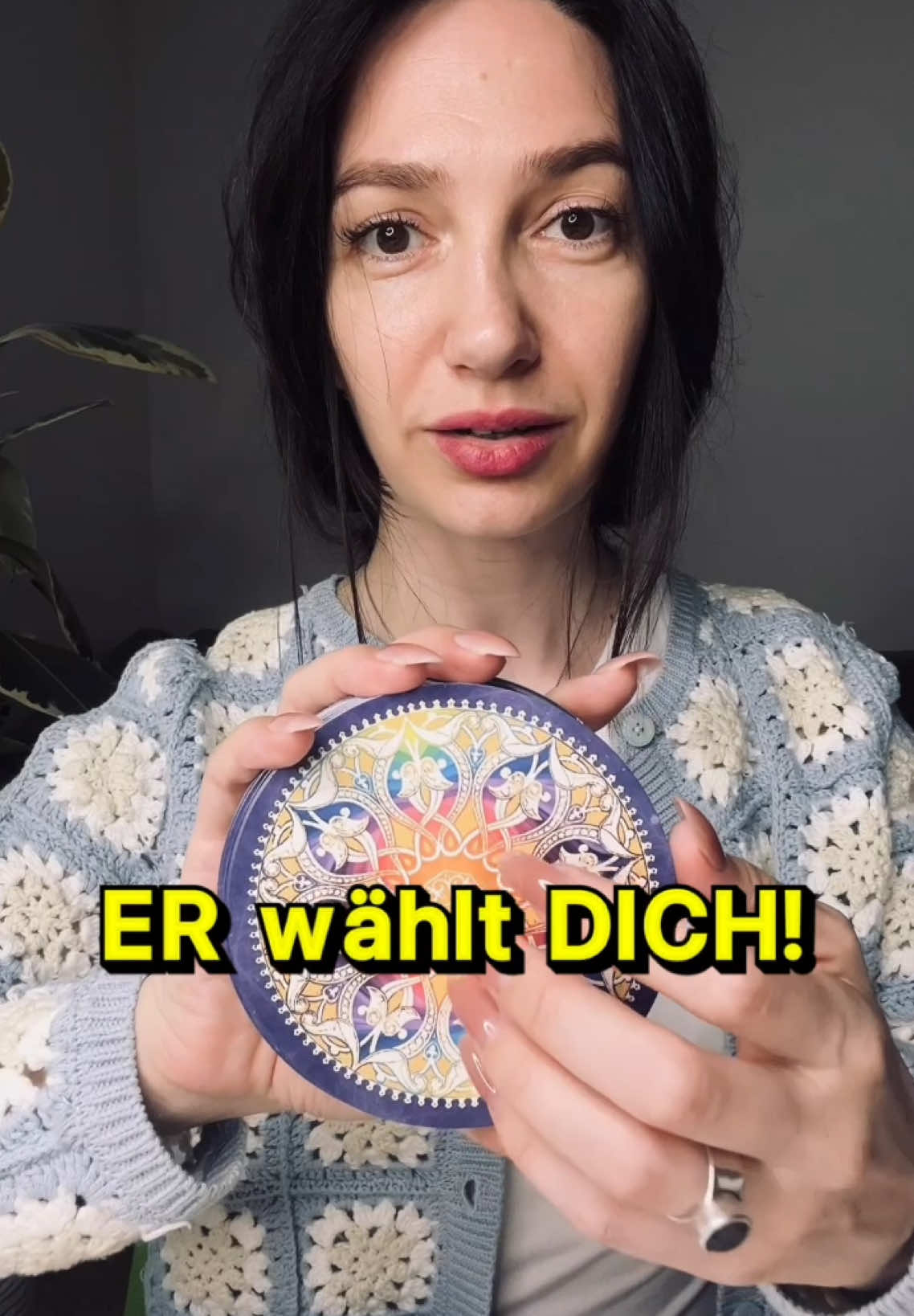 Er wählt dich als Frau. Weil du das schönste Lachen hast – eines, das seine Welt für einen Moment stillstehen lässt. Weil sich alles mit dir richtig anfühlt – vertraut, ehrlich, lebendig. Weil du ihn so nimmst, wie er ist – mit all seinen Ecken und Kanten. Weil du sein Spiegelbild bist – stark, echt, manchmal stur, aber genau deshalb so faszinierend. Zwei Seelen, die sich reiben, sich herausfordern – und sich dabei immer wieder finden. Diese Liebesbotschaft ist allgemein, das heißt sie kann für dich unstimmig sein oder umgekehrt, du kannst zu 100% damit in Resonanz gehen.  ❌Ich schreibe euch niemals an für eine zu Legung, das machen scammer  #tarotkarten #kartenlegerin #kartenlegen #kartenlegenmitherz #lieb #tarotdeutschland #tarotlegung #liebesbotschaft #kartenlegerin_ilona #ilonatarotdeutsch #wahrsagerin #wahrsagerin🔮 