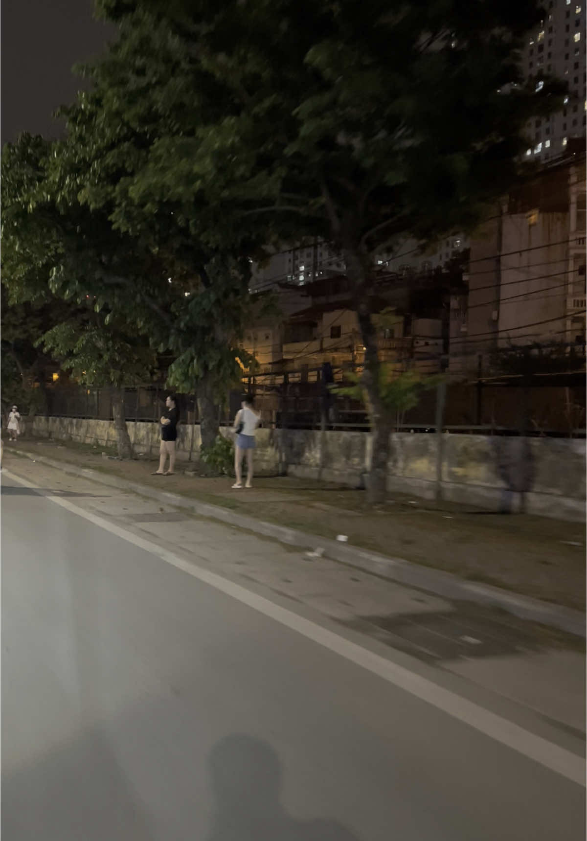 Anh muốn nói với e rằng. Ngày hôm nay của a rất mệt, cho a tựa vào vai em có được không…?  @Hà Nội Về Đêm ❤️ #langthanghanoi #hanoivedem❤️ #nhachaymoingay #xuhuong2025 