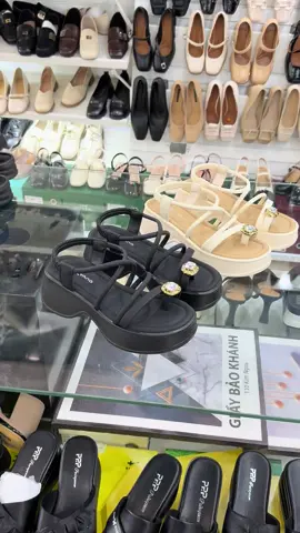 ❣️Sandal xỏ ngón đây đan trẻ trung sang chảnh❣️ ❤️ Giá 390k❤️ !!! 🌟 Size 35- 39🌟 ✅ Đổi size, đổi mẫu thoải mái trong vòng 5 ngày kể từ ngày nhận hàng. (Hàng chưa qua sử dụng) ✅ Bảo hành 1 năm kể từ ngày nhận hàng. ✅ Cam kết ảnh thật (ảnh sao hàng vậy) 🏠 Shop Giầy Bảo Khánh - 110 Kim Ngưu, Hà Nội  ☎️ Hotline ship hoả tốc và check inbox gấp: ❤️ 0979709466 ❤️ 🌟 Giờ mở cửa 9h-22h #thethao #giaybaokhanh #110kimnguu #giay #suc #giaybet #boot #sandal #dep #giaysuc #giaydep #giayxin #deple #xongon #sandalxuong #sandaldupde #sandalbet #giaycaogot #hottrend