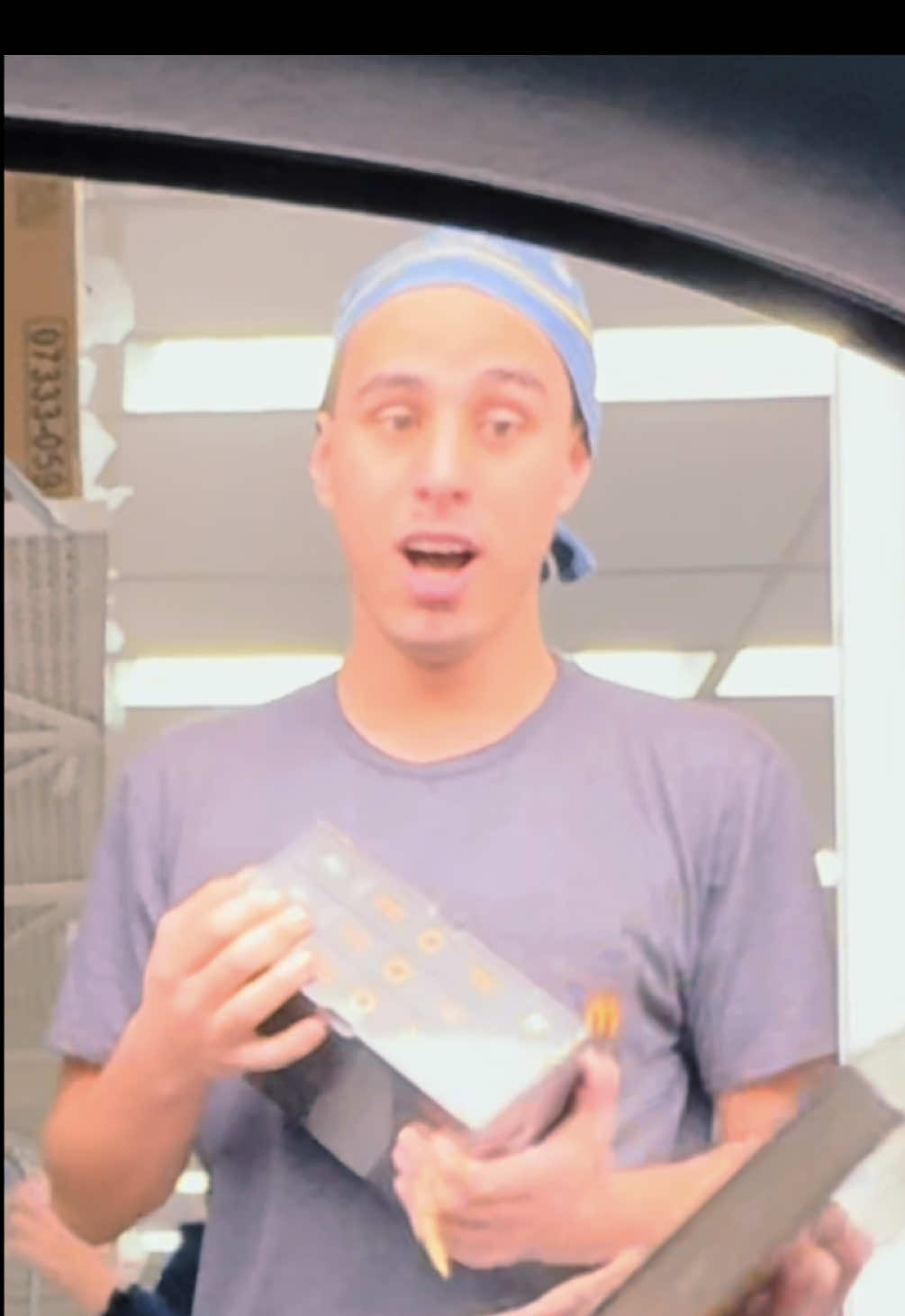 Que reação linda quando ele viu os presentes.  Que o seu dia seja tão animado quanto o menino desse vídeo ❤️ #johnleitao #amor #fy #dinheiro #humor #comédia #engracado #humorista #comediante #alegria 