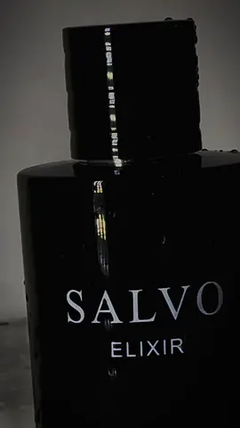 Salvo elixir! notas de topo são: Pimenta Preta, Tabaco e Abacaxi. As notas de coração são: Patchouli, Íris e Café. As notas de fundo são: Baunilha, Notas Amadeiradas, Âmbar, Benjoim e Ládano. Enviamos para todo 🇧🇷