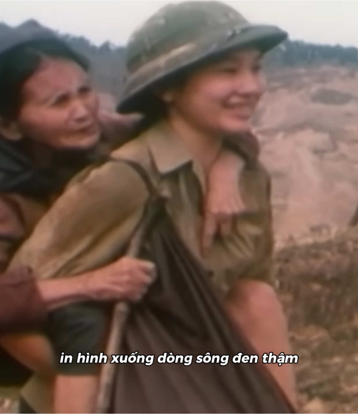 Tình mẫu tử thiêng liêng trong thời chiến thật xót xa… 🥺 #antertainment #betamusic #xh #xhuong #dauchannguoilinh34 #huongly #nguyenhuongly #meyeucon #ngabadongloc #10cogaidongloc 