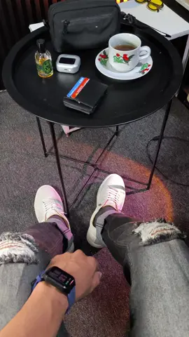 ajak gw malam mingguan lah, udah pake sepatu keren masa di rumah aja 