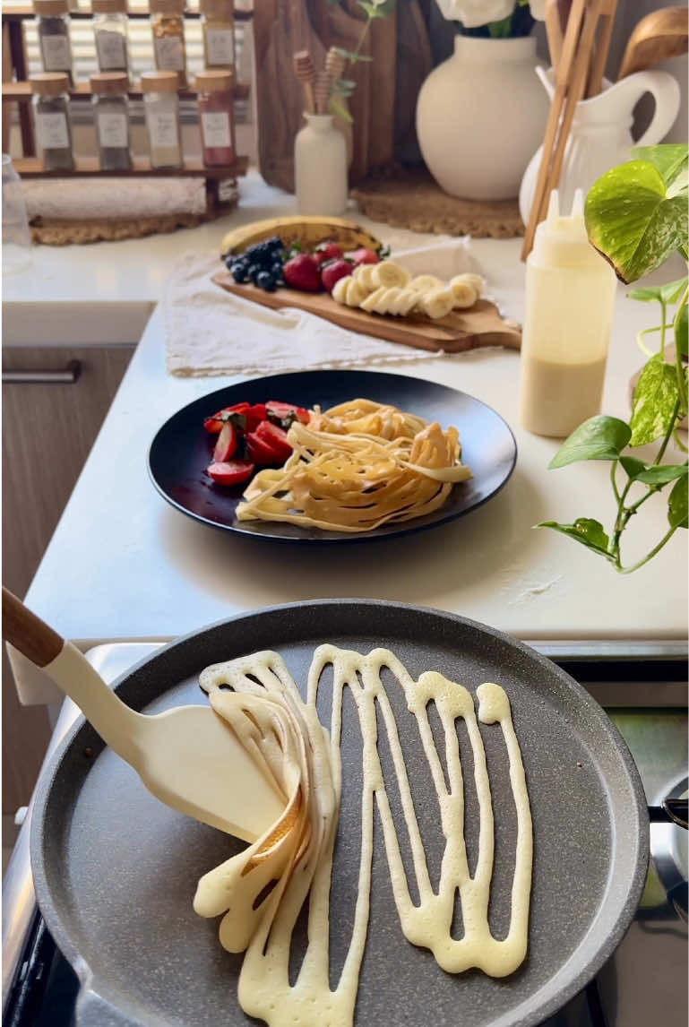 اااا كريب crepe🍜 المقادير  ٢بيض -كوبين حليب -كاسة ونص دقيق ابيض  -ملعقة فانيليا  -ملعقتين سكر  -ثلاث ملاعق زبدة ذائبة (او زيت) -رشة ملح -نخلط المكونات الين تمزج تماما  -ونتركها ترتاح ٢٠ دقيقة  -ونصفيها بالصفايه   -واصبها بالقمع لتشكيل  الاسباقتي الاسهل   اا-@engeeeno🕊:  الطبقة خفيفة جدا تستوي كلها بس تاخذ ثلاث دقايق لخمس دقايق قبل نشيلها من على النار 👌🏻 👌 ‏2 eggs ‏- 2 cups milk ‏- 1 1/2 cups flour ‏- 1 tsp vanilla ‏- 2 tbsp sugar ‏- 3 tbsp melted butter (or oil) ‏- 1 pinch of salt ‏- Mix the ingredients until well blended ‏- Let it rest for 20 minutes ‏- Strain it through a strainer ‏- Pour it through a funnel to form the spaghetti easier