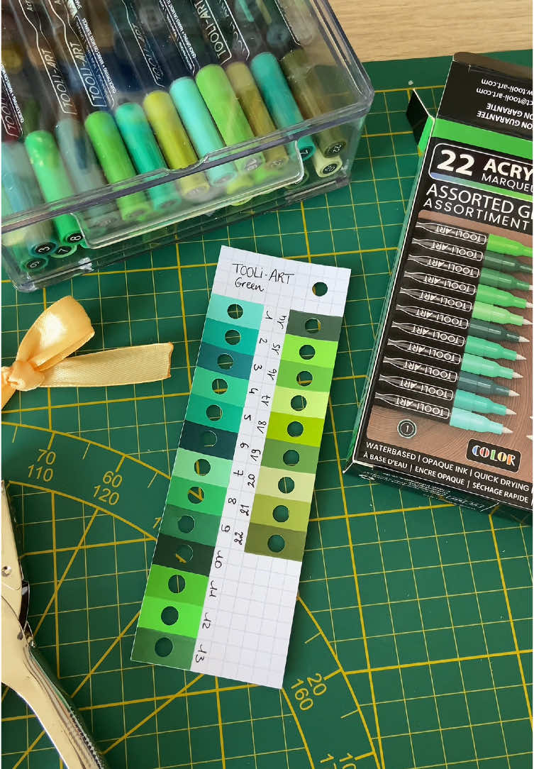Petit nuancier des feutres acryliques de chez @Tooli-Art Shop 🧩🖍️ Toutes ces teintes de vert sont magnifiques! • Acrylic Paint Pens 22 Assorted Green Pro Color Series Specialty Markers Set (0.7mm EXTRA FINE) Dispo sur Amazon, lien dans ma bio 🔗🤍 (affilié) #tooliart #tooliartofficial #tooliartpens #acrylicmarker #feutresacryliques #colorswatch #coloring #coloringtherapy collaboration