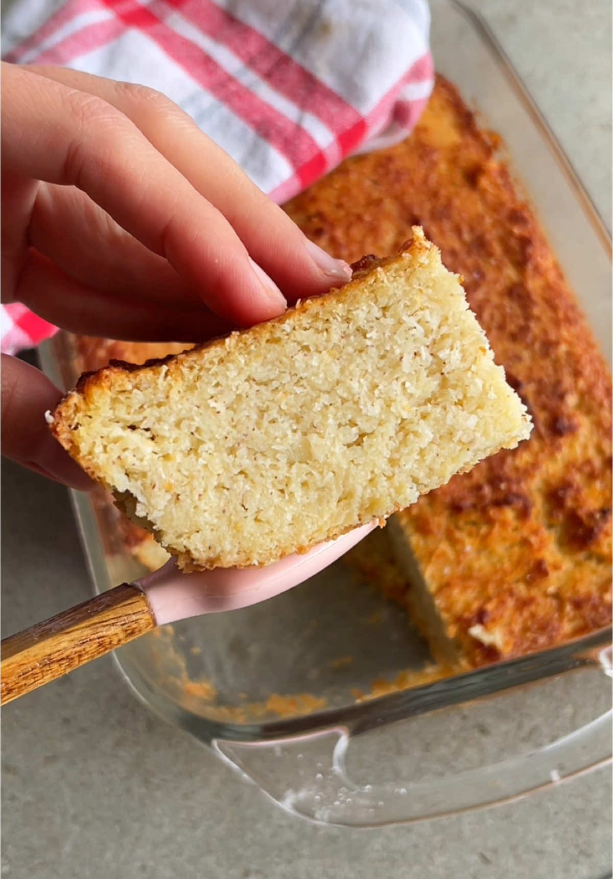 ¿Antojo de algo delicioso, saludable y SIN GLUTEN? ¡Te traigo el BOLO DE AIPIM más rico y fácil, directo desde Brasil! Estamos celebrando la Semana de la Yuca y no podía faltar esta receta increíble: 1 kg de yuca rallada (sin exprimir) 1 taza de bebida de coco casera 2 tazas de la fibra de coco ¼ taza de aceite de coco 3 huevos Stevia al gusto 1 cdita de sal Chorrito extra de bebida si hace falta (Opcional: canela, vainilla, ralladura) Sin azúcar, sin gluten, sin lácteos... ¡y lleno de sabor y tradición brasileña! ¿Te encantó? ¡Corre! Todo esto y más está en nuestro recetario digital Yuca Mágica, ahora por solo 12,99 USD. ¿Te gustaría que extendamos la promo el fin de semana? ¡Déjamelo en los comentarios! Mándame DM para tener tu recetario antes que cierre la oferta. #SemanaDeLaYuca #BoloDeAipim #RecetaSaludable #SinGluten #SinAzúcar #RecetaSinLácteos #CocinaAncestral #CocinaBrasileña #CocinaSaludable #RecetasSinGluten #YucaMagica #ComidaConPropósito #CocinaSinDesperdicio #RecetarioDigital #CocinaConCoco #FoodiesLatinos #ComidaNatural #CocinaParaTodos