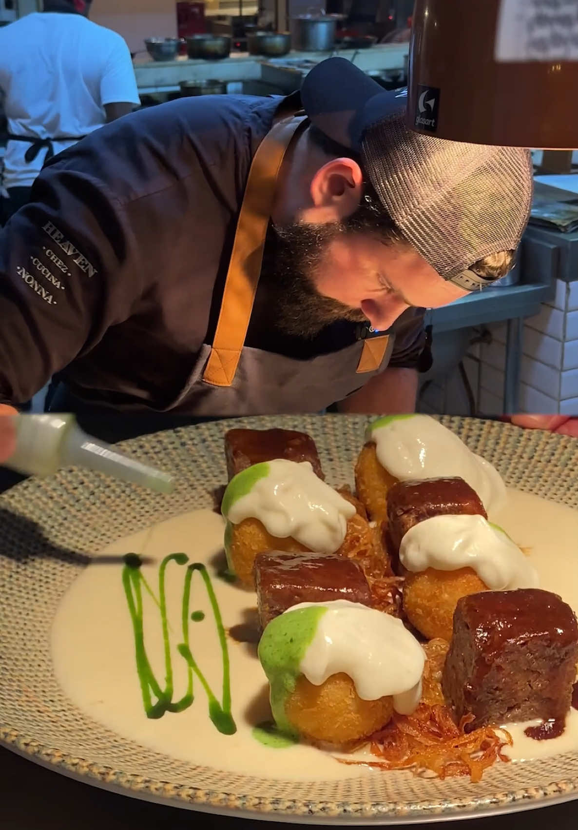 Vem empratar comigo! 😁🔪 Costela com nhoque recheado e espuma de parmesão #costela #nhoque #parmesao 
