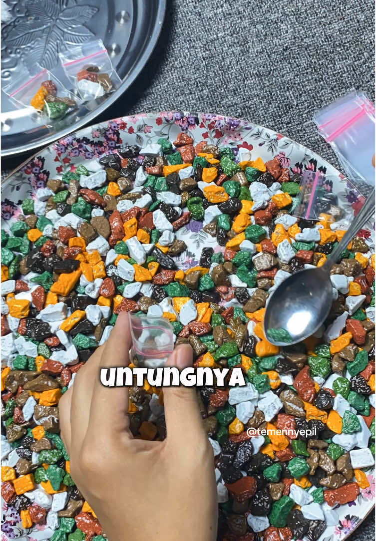 Cuannn bgt jualan ini 😁😁 apalagi kalo jual di sekolah auto ludes dlm sehari aja 😍 #idejualan #idejualanmodalkecil #jualandisekolah #jualanrepack #coklatkerikil #coklatarab #jualancuan  