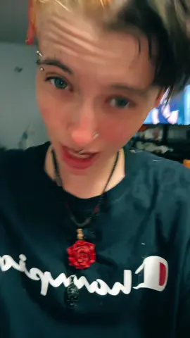 BACK TO RED #greenscreenvideo #lgbtq🏳️‍🌈 #arthoe #bpd #imalecorchloe #genderfluid #fypシ゚ 